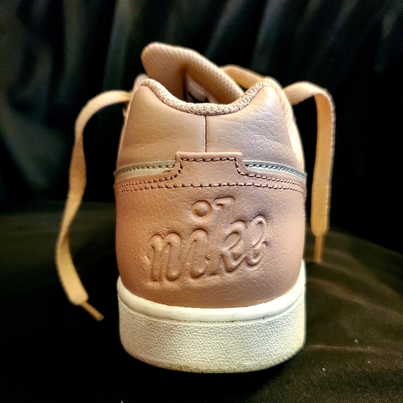 Nike - Picture 3 of 4